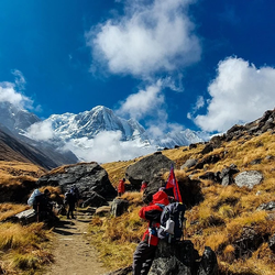 beautiful-sunny-day-on-the-trek-to-annapurna-base-camp-trek