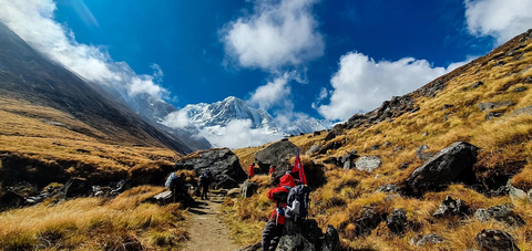 beautiful-sunny-day-on-the-trek-to-annapurna-base-camp-trek