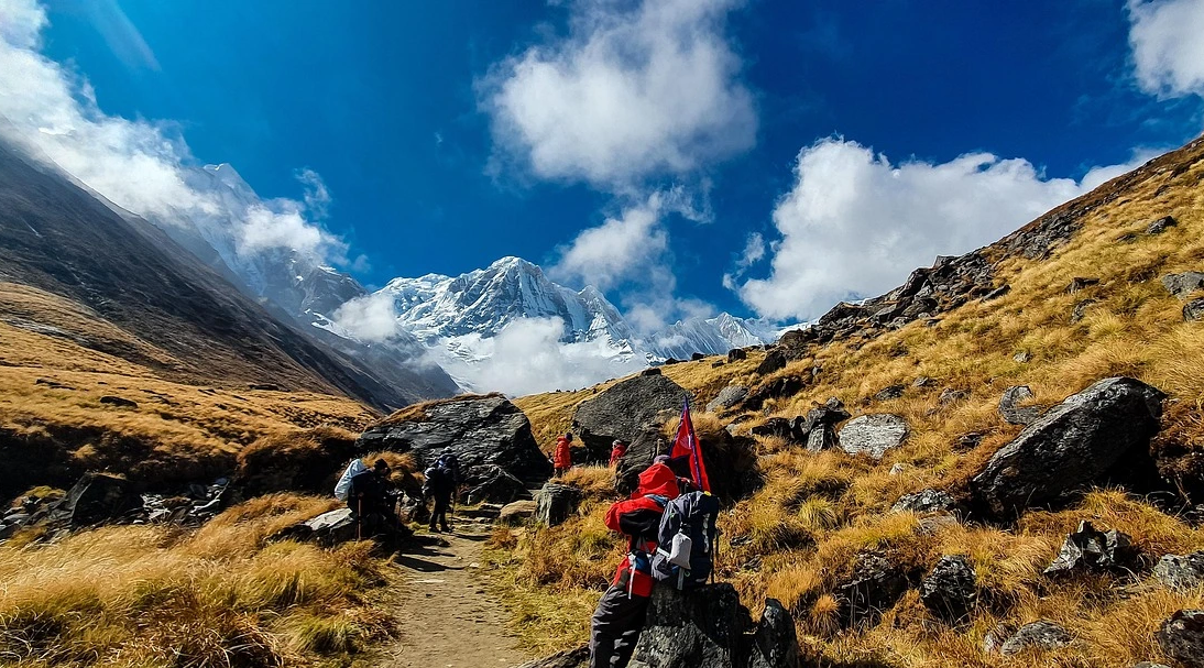 beautiful-sunny-day-on-the-trek-to-annapurna-base-camp-trek