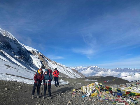 our-happy-client-posing-for-achievement-picture-on-annapurna-circuit-trek