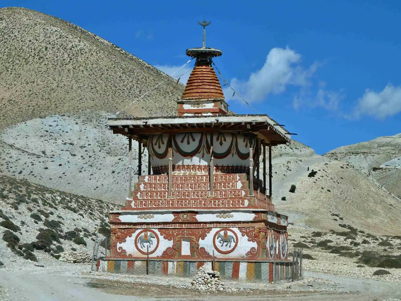 buddhist-stupa-at-upper-mustang-trek