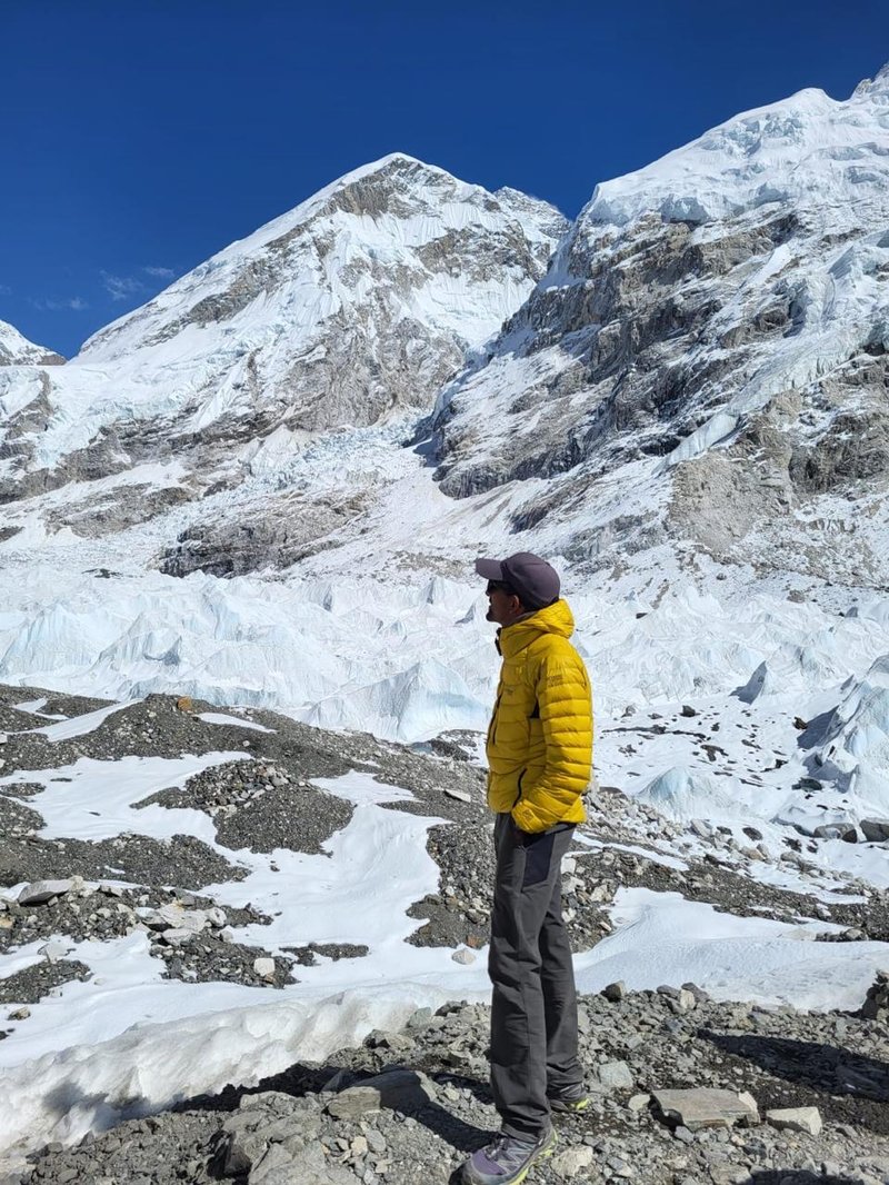 enjoying-view-of-Everest-base-camp