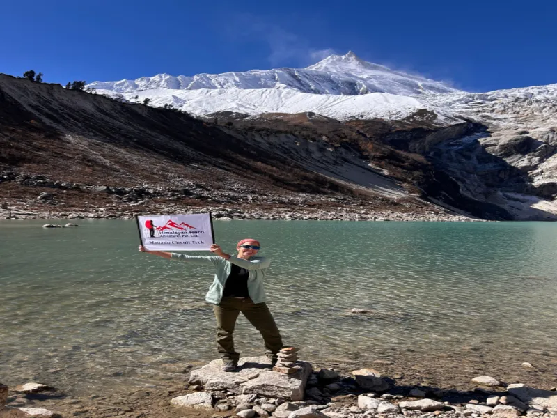 female-trekker-manaslu-circuit-trail
