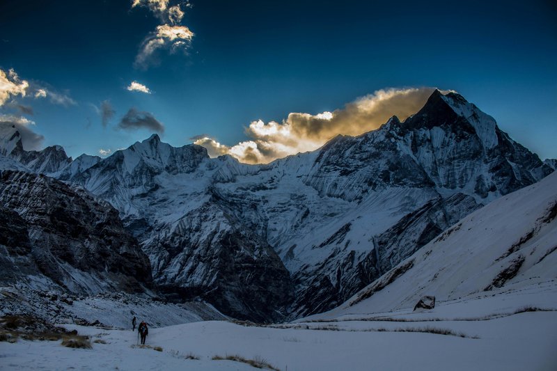 first-rays-of-sunlight-on-mount-annapurna
