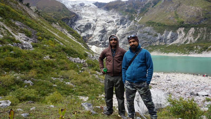 guide-and-porter-of-himalayan-hero-adventures