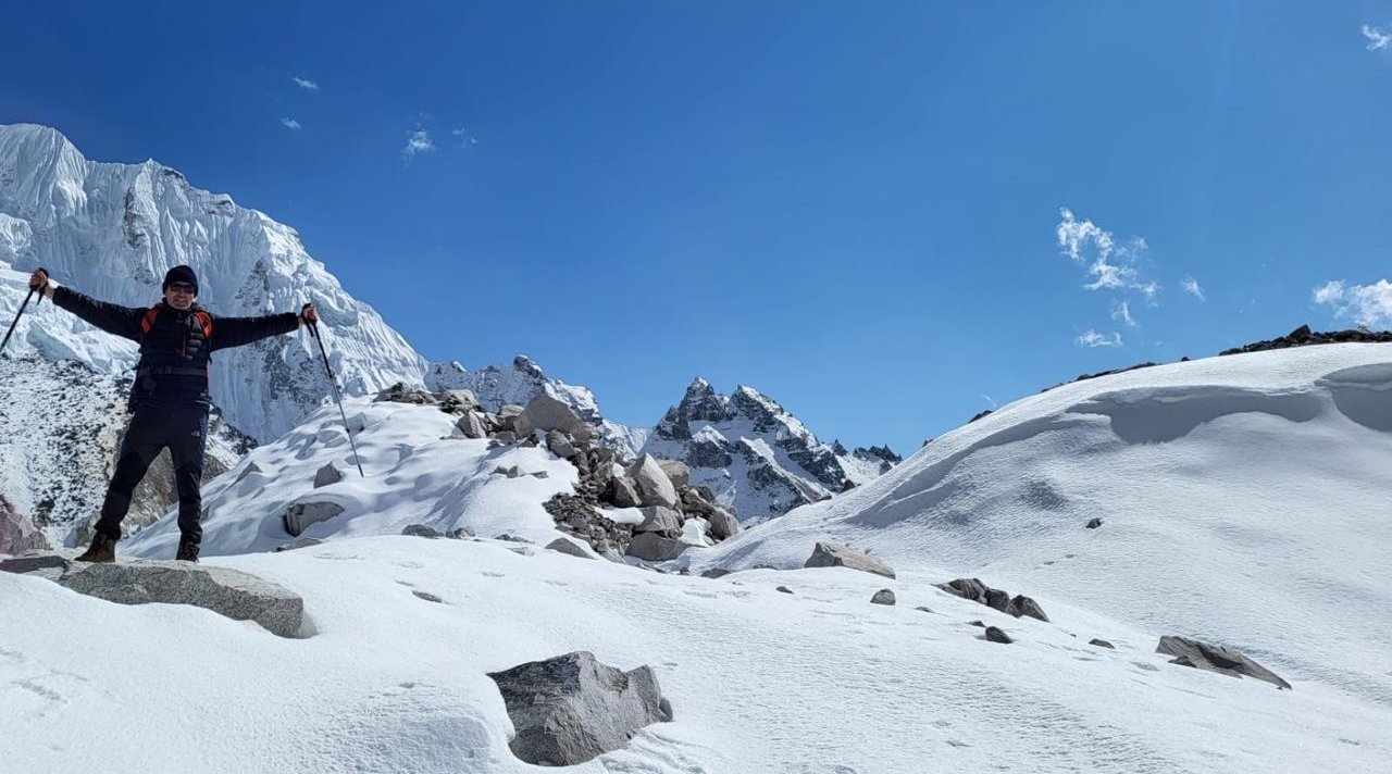 man-standing-Infront-of-mount-Everest.