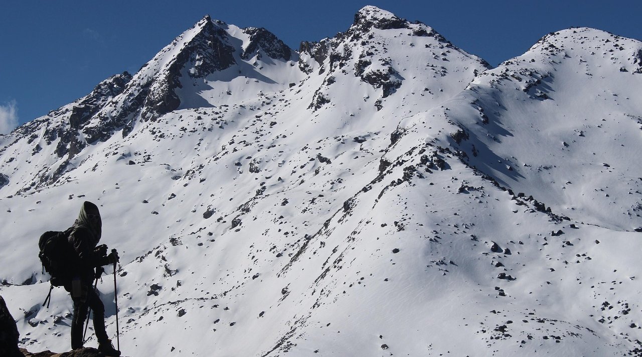 manaslu-circuit-trekking-group-trekking-vs-solo-trekking