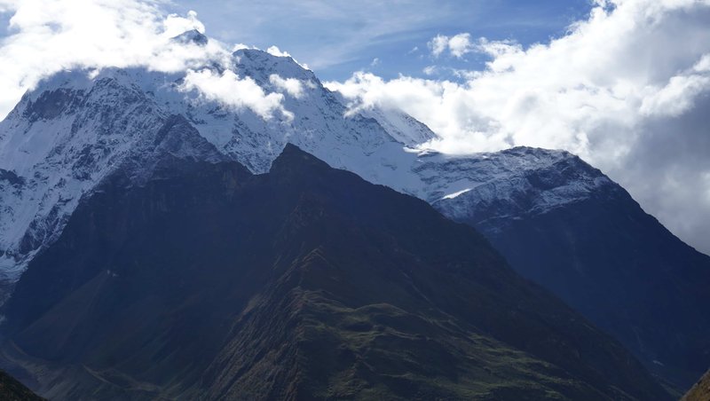 manaslu-circuit-trek-mountain-peaks