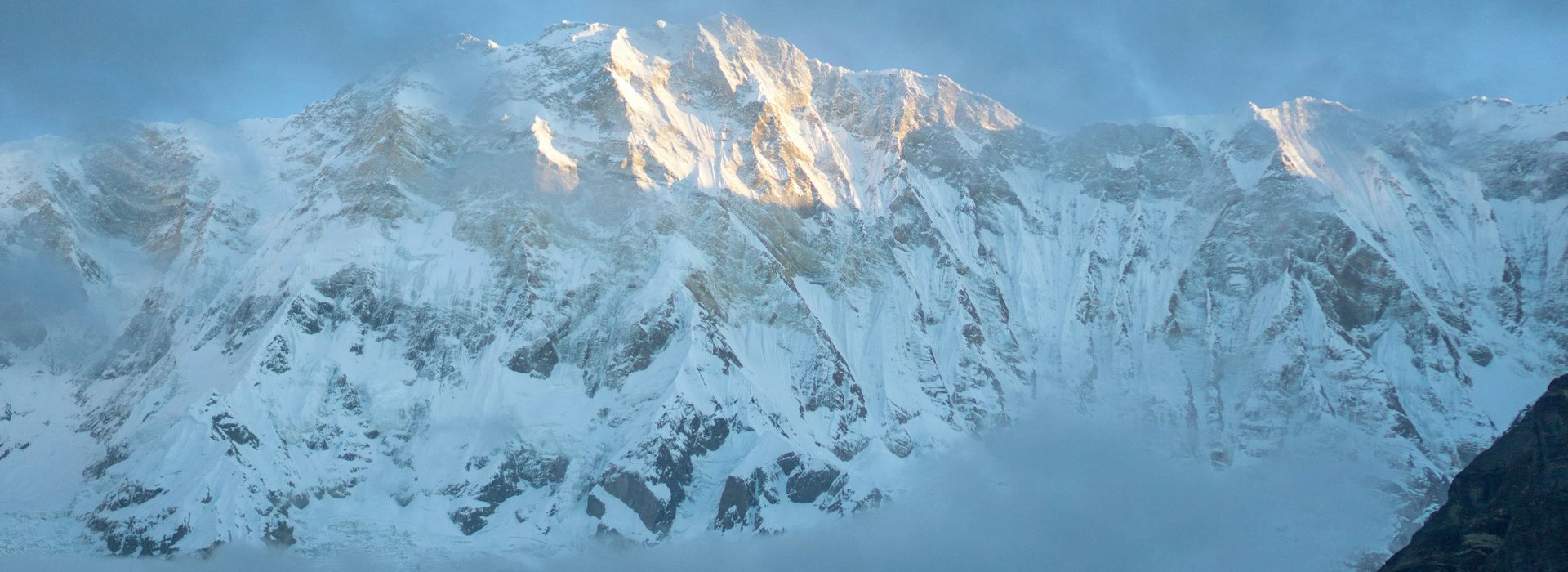 Scenic mountain landscapes on Annapurna Circuit trail in Nepal