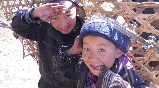 sherpa-Children-posing-for-a-picture