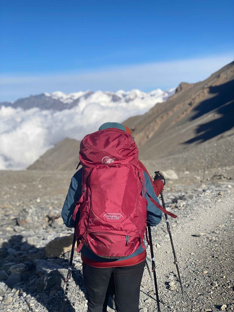 Solo female trekker walking Annapurna Circuit route