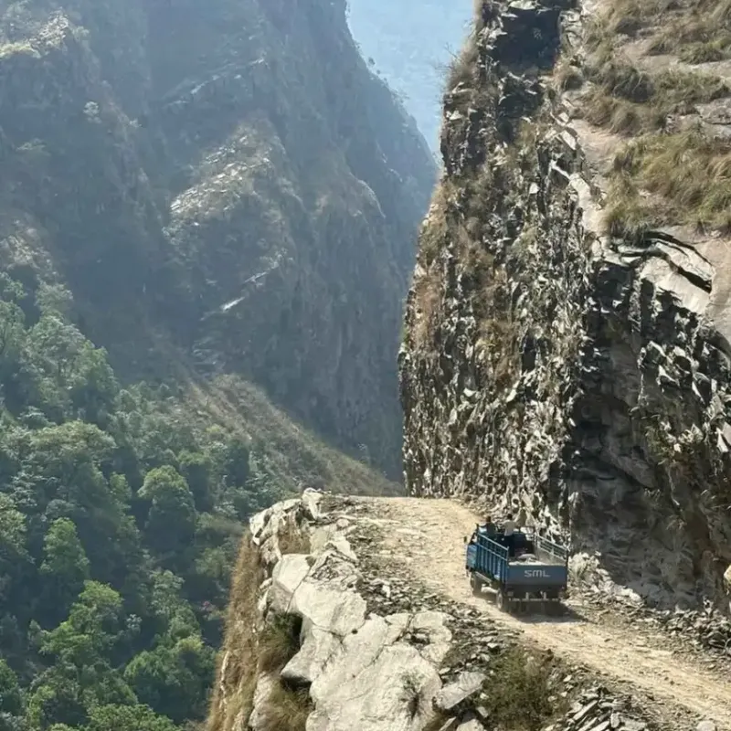 truck-cliff-road-manaslu-circuit-trek
