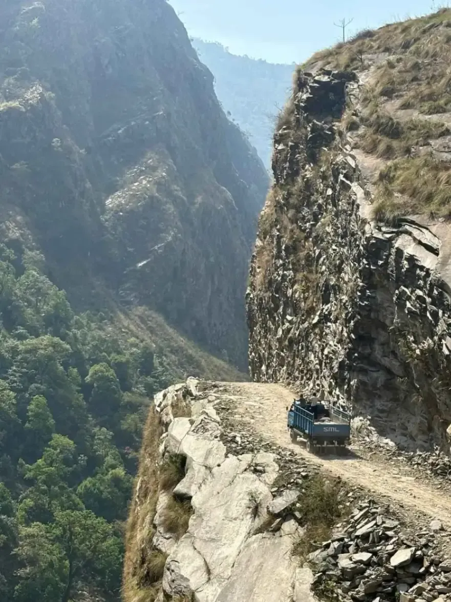 truck-cliff-road-manaslu-circuit-trek