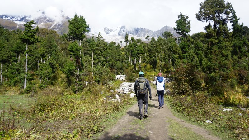 two-trekkers-walking-in-manaslu-circuit-trek