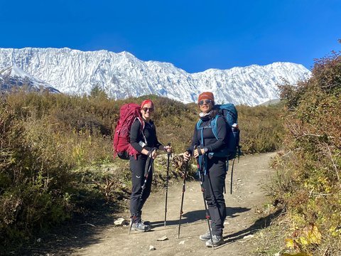 two-women-posing-infront-of-mount-annapurna