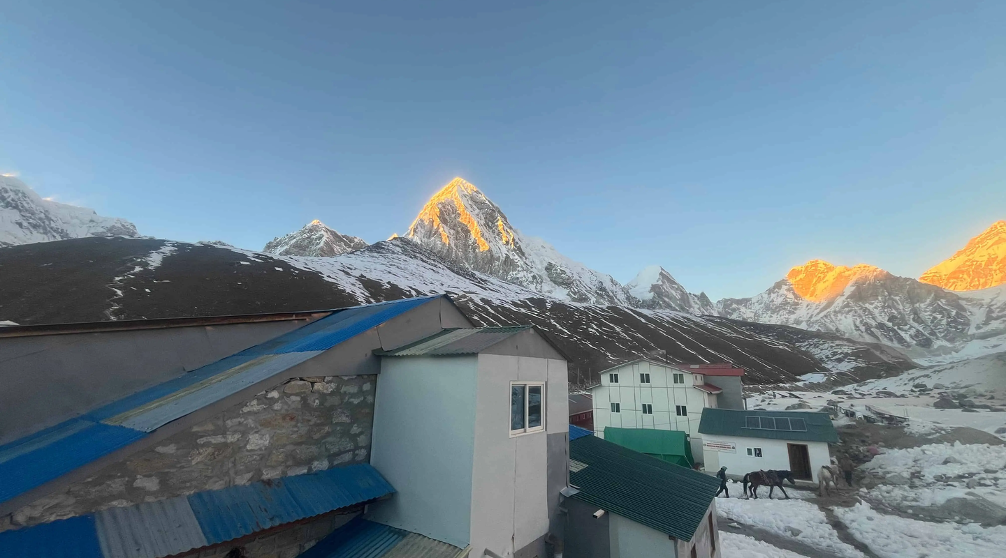 beautiful sunset seen from everest base camp trek