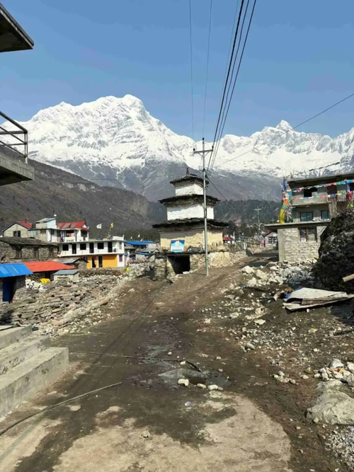 village-stupa-peaks-manaslu-circuit-trek