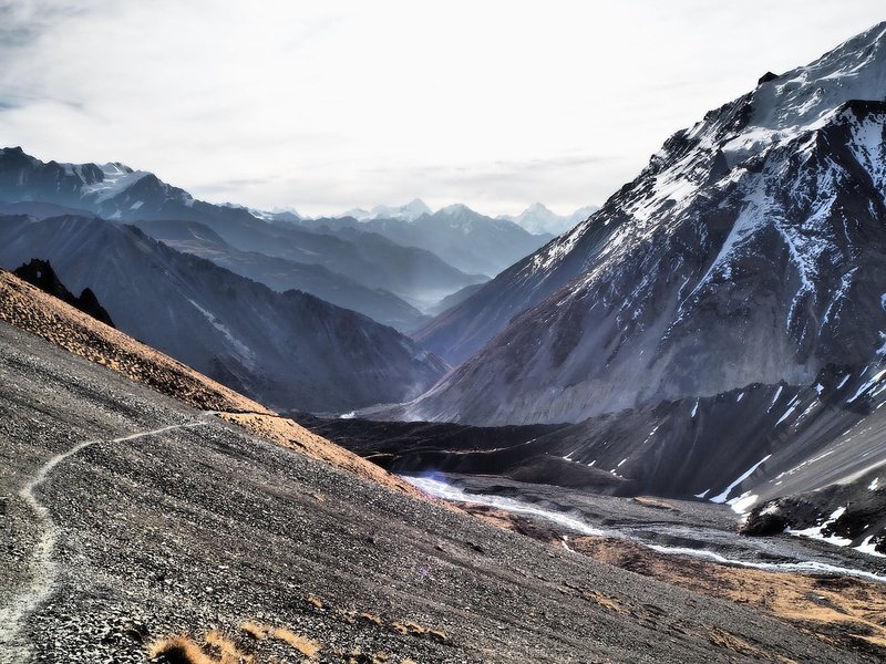 walking-trail-on-annapurna-circuit-trek