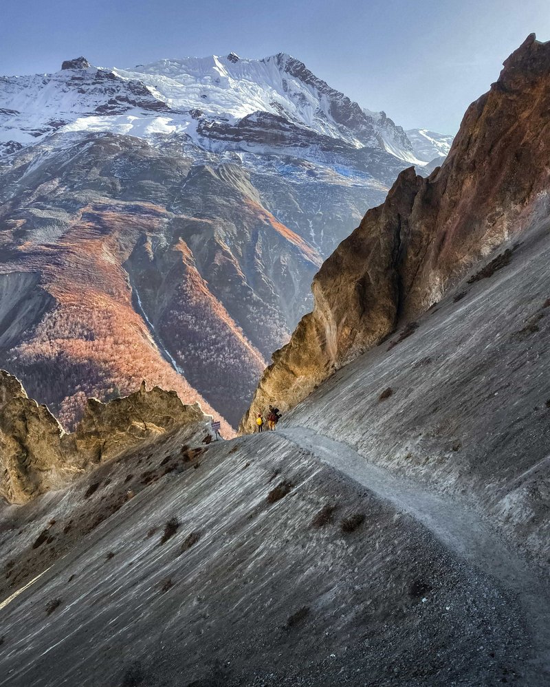 Annapurna circuit narrow mountain path