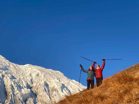 two-womens-submitted-annapurna-circuit-trek-sucessfully